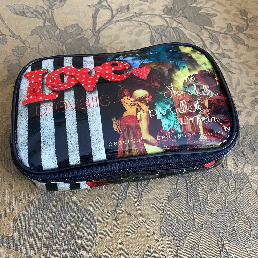 ❤️ cool makeup bag.
